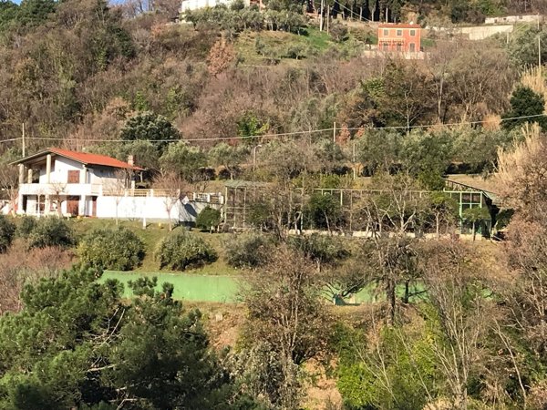 casa indipendente in vendita a Sarzana