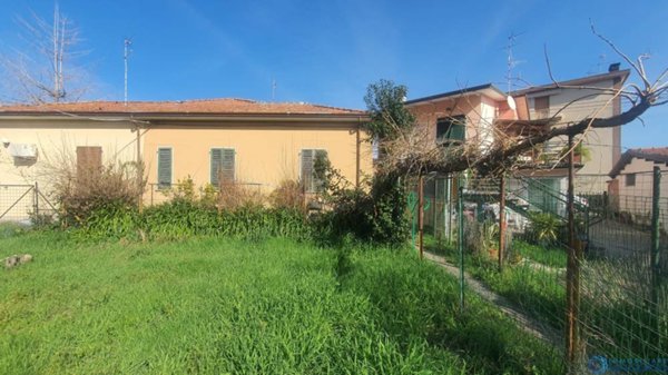 casa indipendente in vendita a Sarzana