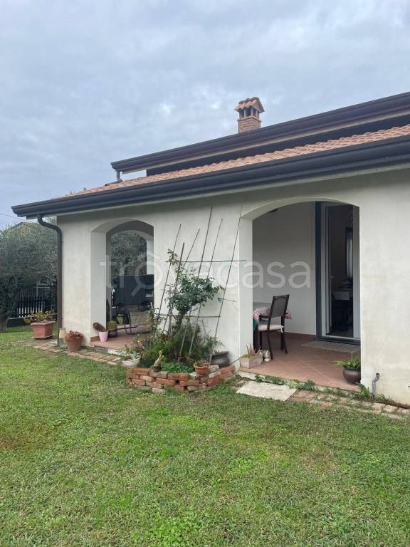 casa indipendente in vendita a Sarzana