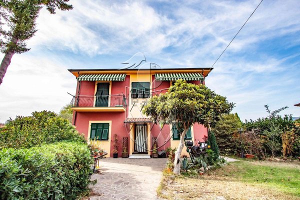 casa indipendente in vendita a Sarzana