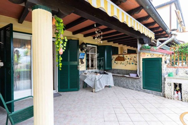 casa indipendente in vendita a Sarzana