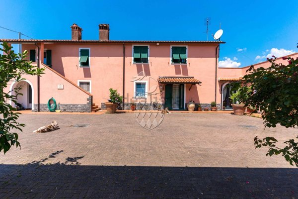 casa indipendente in vendita a Sarzana