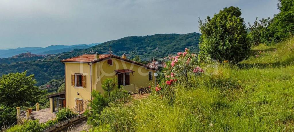 casa indipendente in vendita a Sarzana