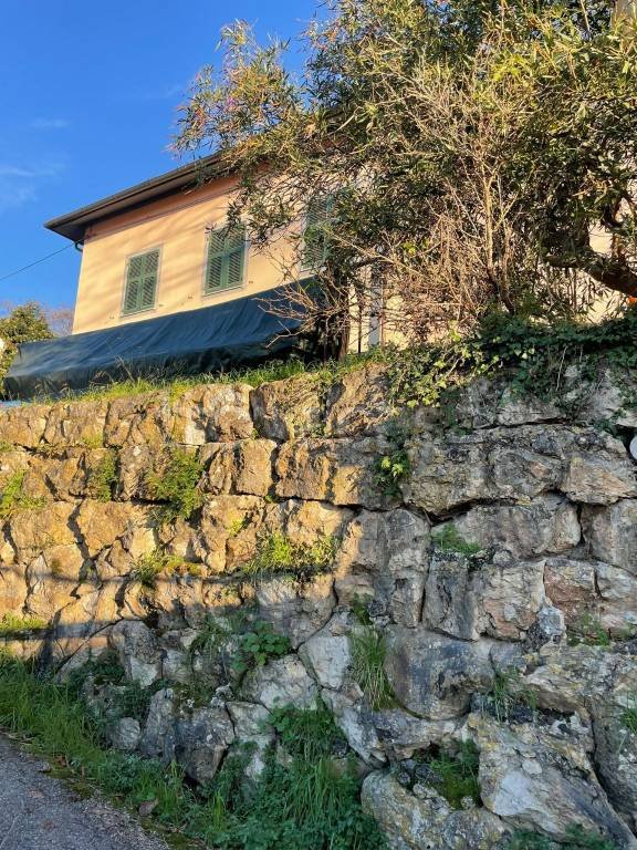 casa indipendente in vendita a Sarzana