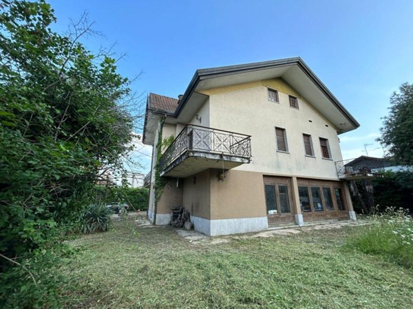 casa indipendente in vendita a Sarzana