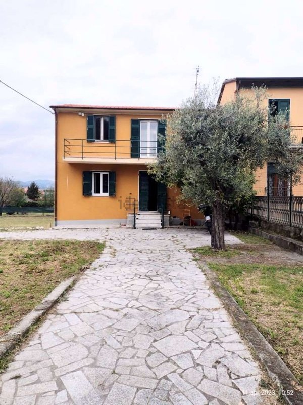 casa indipendente in vendita a Sarzana