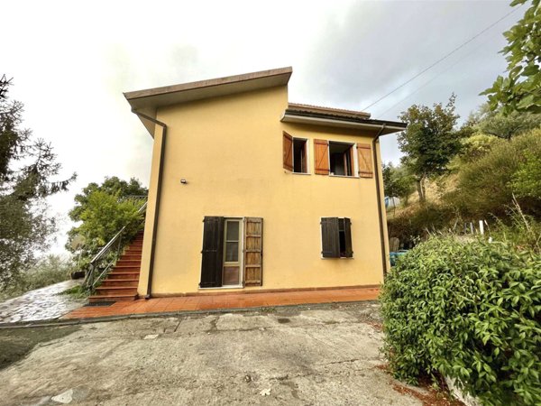 casa indipendente in vendita a Sarzana