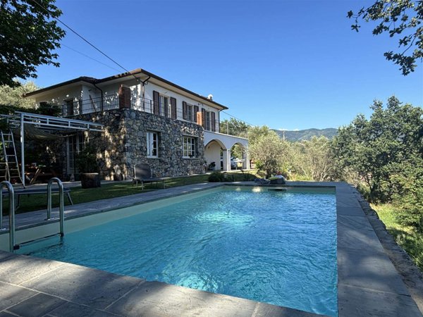 casa indipendente in vendita a Sarzana