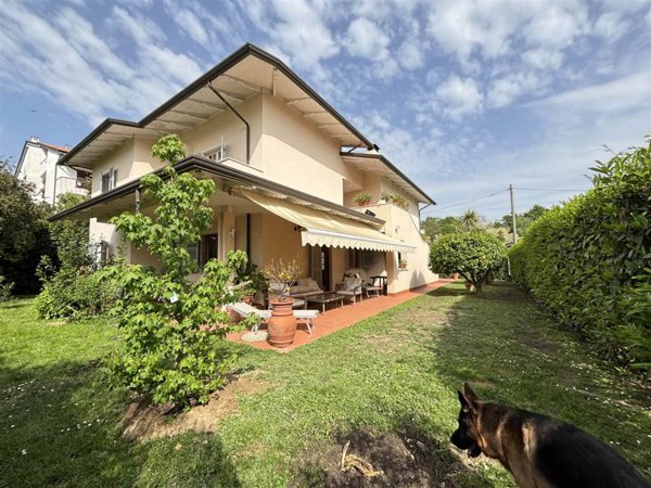 casa indipendente in vendita a Sarzana