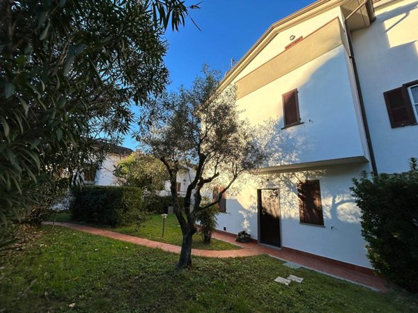 casa indipendente in vendita a Sarzana