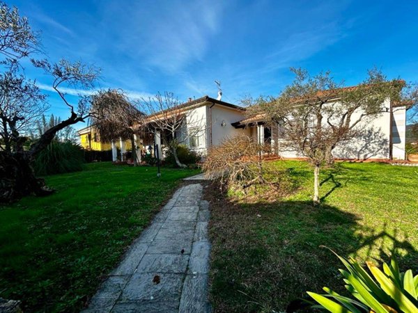 casa indipendente in vendita a Sarzana