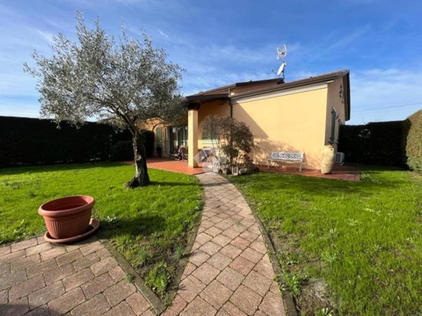 casa indipendente in vendita a Sarzana in zona Falcinello