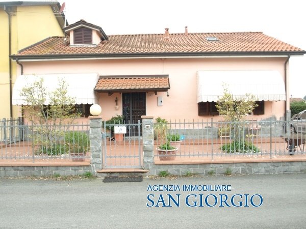 casa indipendente in vendita a Sarzana