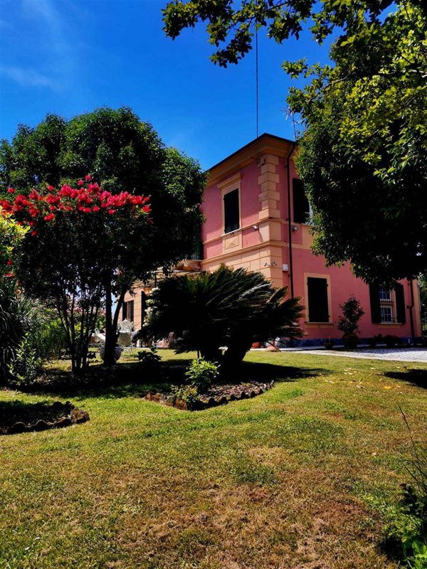 casa indipendente in vendita a Sarzana