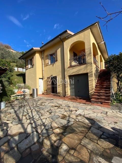 casa indipendente in vendita a Sarzana