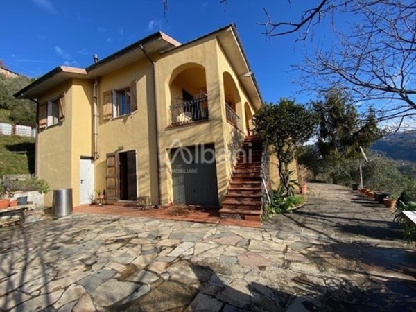 casa indipendente in vendita a Sarzana