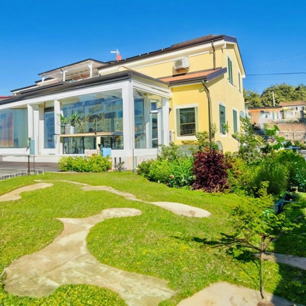 casa indipendente in vendita a Sarzana