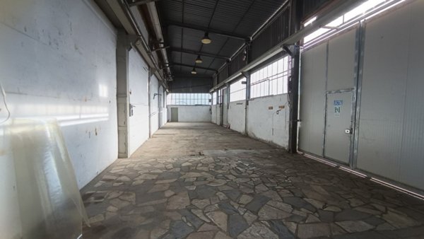 locale commerciale in vendita a Sarzana