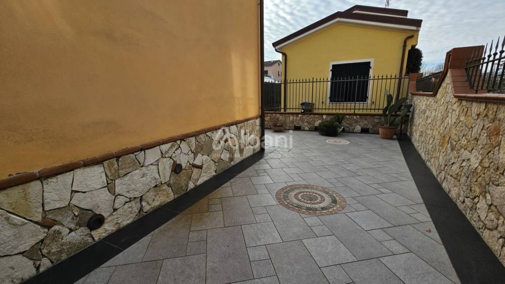 casa indipendente in vendita a Sarzana