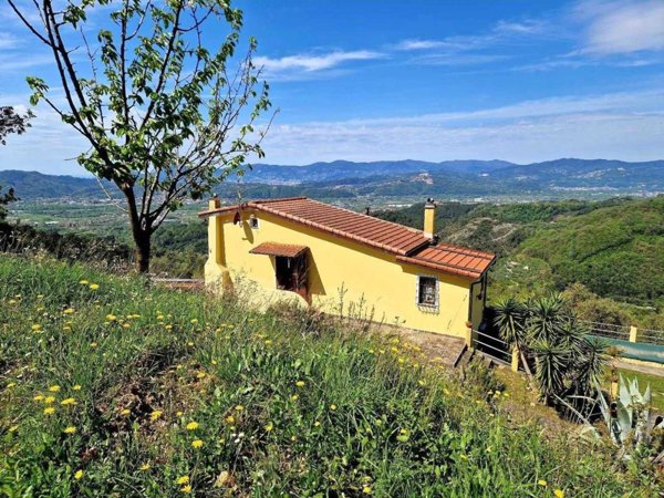 casa indipendente in vendita a Sarzana