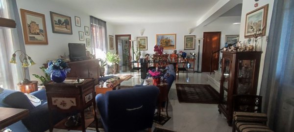 casa indipendente in vendita a Sarzana