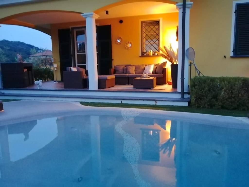 casa indipendente in vendita a Sarzana