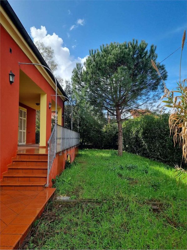 casa indipendente in vendita a Sarzana