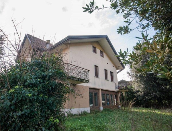 casa indipendente in vendita a Sarzana