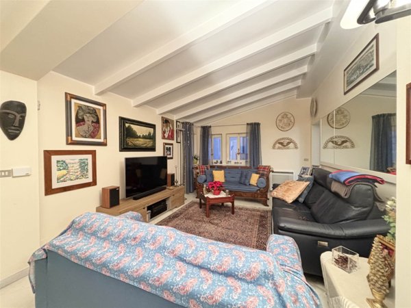 casa indipendente in vendita a Sarzana