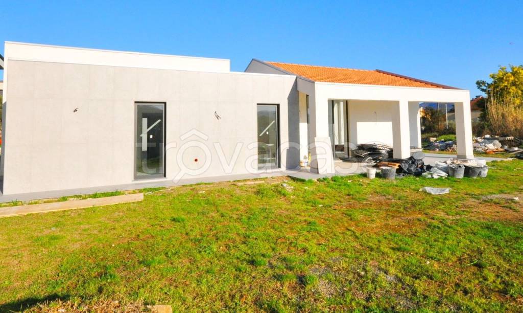 casa indipendente in vendita a Sarzana