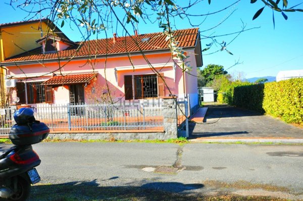 casa indipendente in vendita a Sarzana