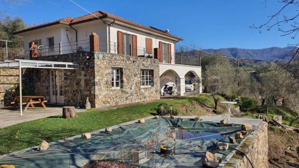 casa indipendente in vendita a Sarzana