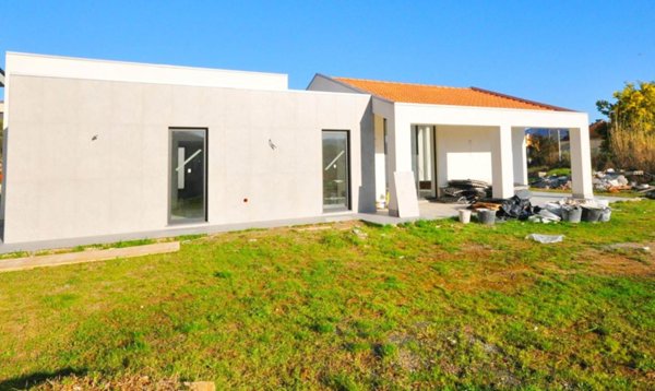 casa indipendente in vendita a Sarzana
