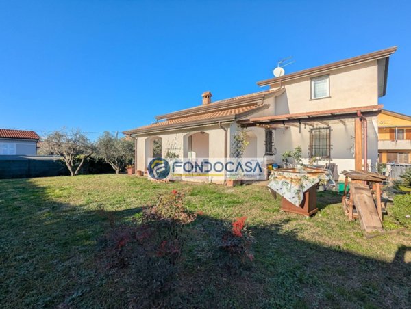 casa indipendente in vendita a Sarzana