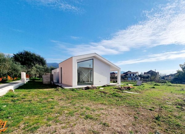 casa indipendente in vendita a Sarzana