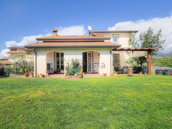 casa indipendente in vendita a Sarzana