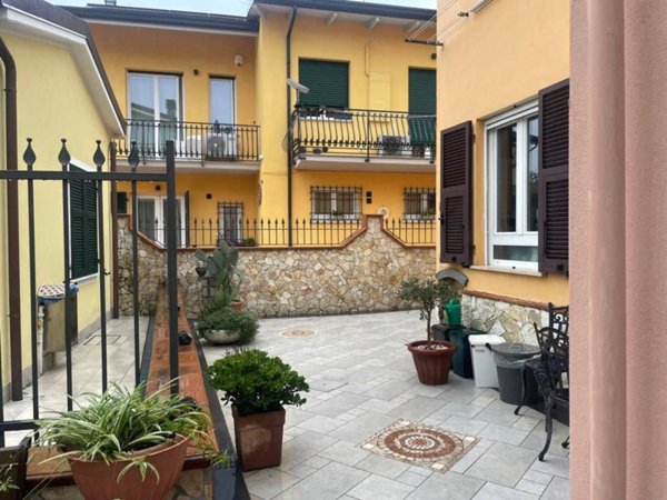 casa indipendente in vendita a Sarzana