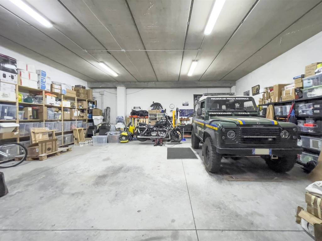 locale commerciale in vendita a Sarzana