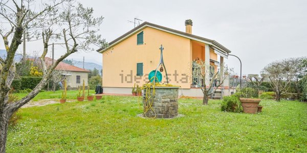 casa indipendente in vendita a Sarzana