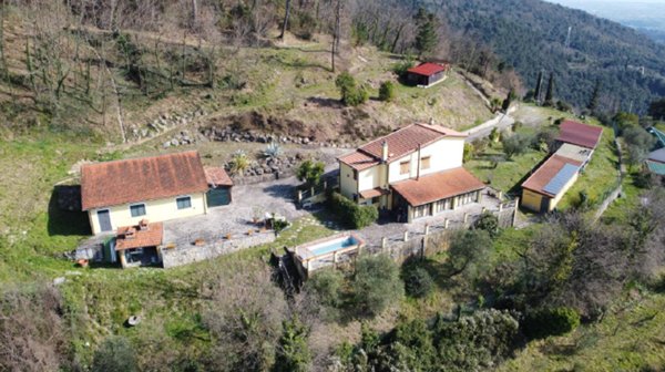 casa indipendente in vendita a Sarzana