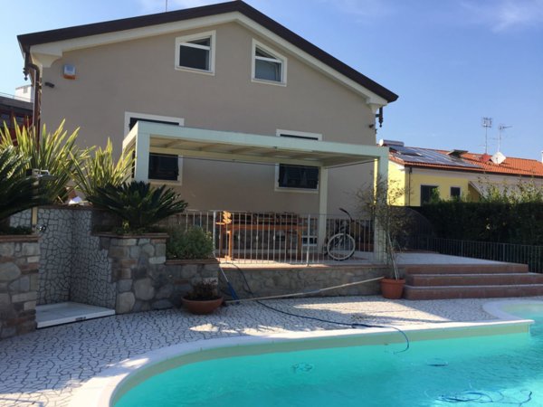 casa indipendente in vendita a Sarzana