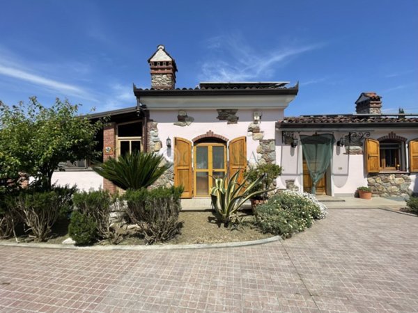 casa indipendente in vendita a Sarzana
