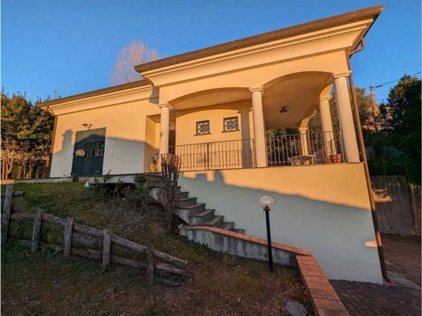 casa indipendente in vendita a Sarzana
