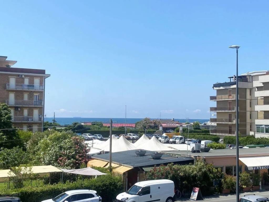 appartamento in vendita a Sarzana in zona Marinella di Sarzana