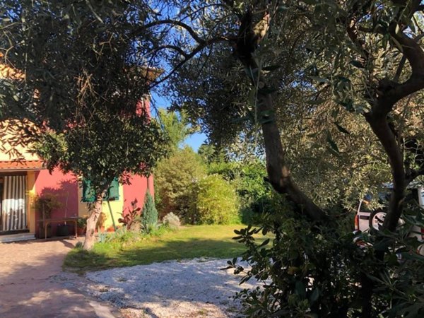 casa indipendente in vendita a Sarzana