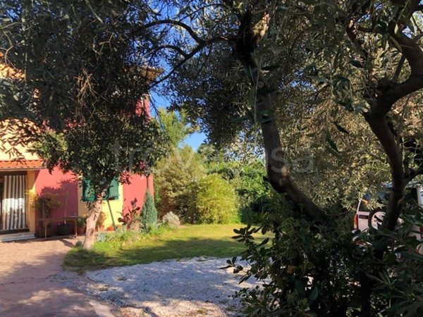 casa indipendente in vendita a Sarzana