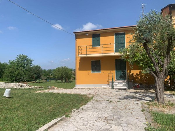 casa indipendente in vendita a Sarzana