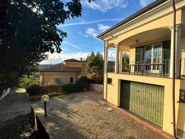 casa indipendente in vendita a Sarzana