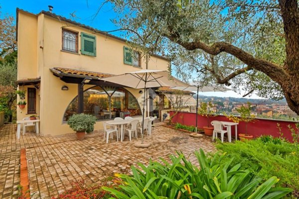 casa indipendente in vendita a Sarzana