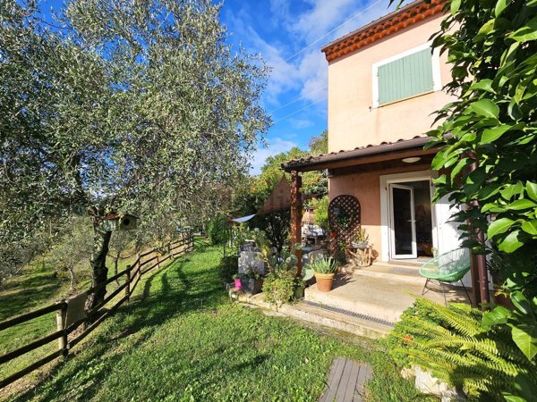casa indipendente in vendita a Sarzana